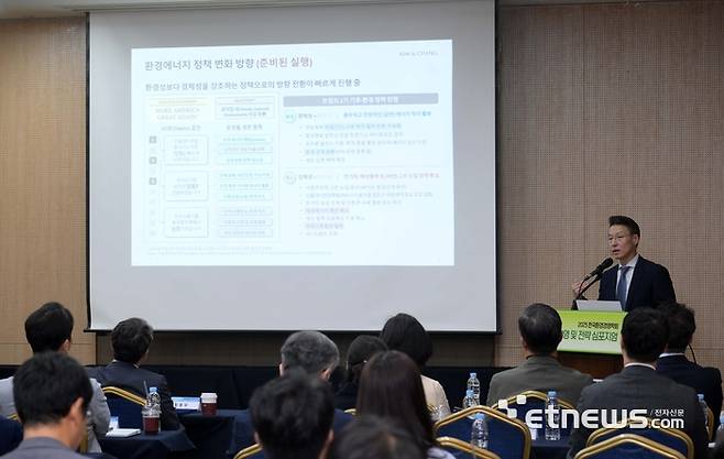 한국환경경영학회와 국가녹색기술연구소, 한국환경연구원, SDX재단이 주최한 '2025 한국환경경영학회 탄소경영 및 전략심포지엄'이 25일 서울 강남구 한국과학기술회관에서 열렸다. 김성우 김앤장법률사무소 환경에너지연구소장이 '트럼프2기 환경에너지 전망과 시사점(기후기술과 탄소경영 중심)'을 주제로 발제를 하고 있다. 김민수기자 mskim@etnews.com