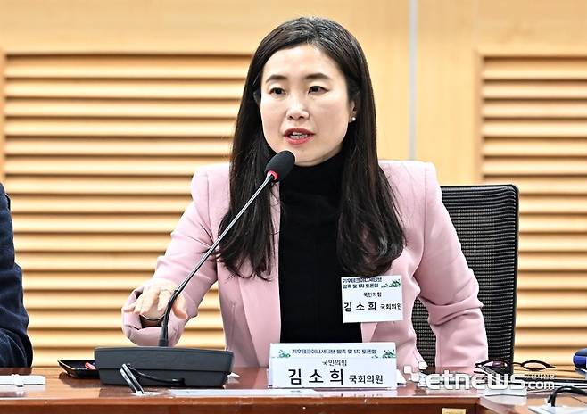 기후테크이니셔티브 발족 및 1차 토론회가 '탄소중립 게임체인저, 기후테크 육성'을 주제로 22일 서울 여의도 국회 의원회관에서 열렸다. 김소희 국민의힘 의원이 축사를 하고 있다. 이동근기자 foto@etnews.com