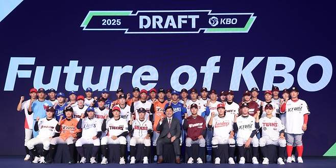 서울 송파구 롯데호텔월드에서 열린 '2025 KBO 신인 드래프트'에서 지명된 신인들이 기념촬영을 하고 있다.뉴시스