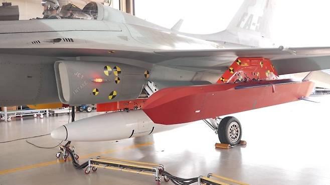 방위사업청이 23일 경남 사천 공군 제3훈련 전투비행단에서 최초 국내 개발 중인 장거리공대지유도탄의 안전분리 비행시험을 성공적으로 수행했다고 밝혔다. 사진은 시험용 항공기인 FA-50 시제기에 탑재된 시험용 분리탄. 방위사업청 제공