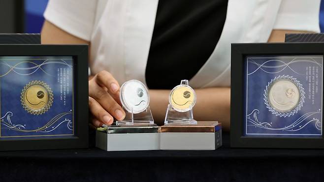 한국조폐공사가 25일 서울 마포구 한국조폐공사 서울사옥 화폐제품 판매관에서 '광복 80년 기념메달'을 공개하고 있다. 대한민국 광복 80년을 기념해 제작된 메달은 오는 30일부터 7월 11일까지 선착순 예약판매한다. 사진=서동일 기자