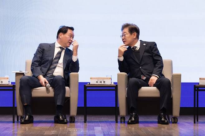 이재명 대통령이 대선후보였던 지난달 8일 서울 중구 대한상공회의소에서 열린 대선후보 초청 간담회에서 최태원 대한상의 회장과 대화하고 있다. 뉴스1