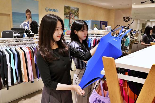 서울 중구 소공동에 위치한 롯데백화점 본점 에비뉴엘 4층 수영복 매장에서 고객들이 여름 제품을 구경하고 있다. 롯데백화점 제공