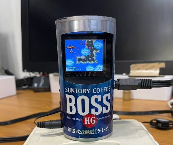 깡통 모양의 미니 TV에 PC엔진을 연결한 모습. 엄청 작고 귀여웠다