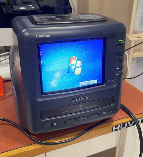 소니 미니 TV에 속을 걷어내고 안쪽에 PC를 넣은 개조기기의 모습