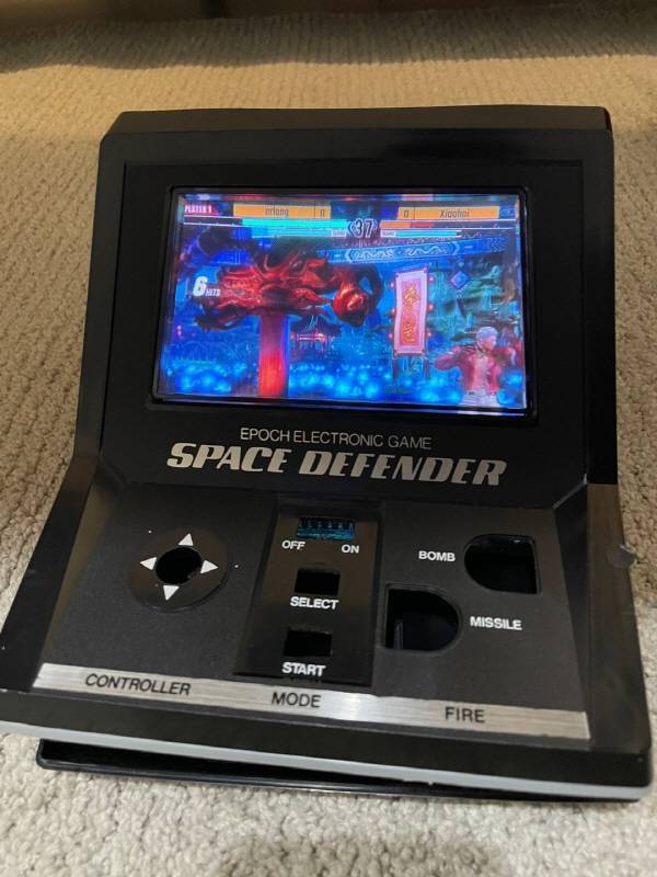 옛날 LSI 게임기에 LCD를 심어서 최신 기기를 연결했다