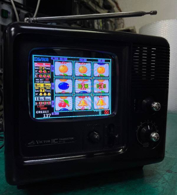 미니 TV에 꽃놀이를 구현한 개조기의 모습