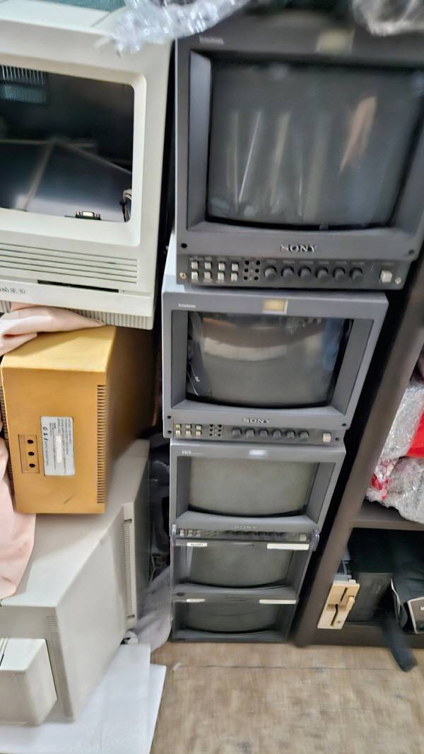 9인치 소니 방송용 모니터들