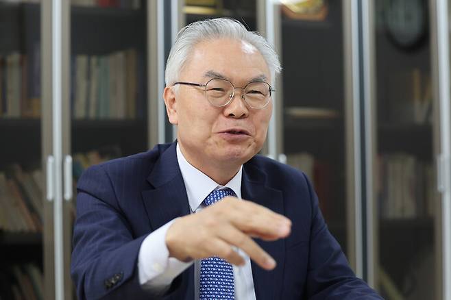 김선수 전 대법관이 지난 18일 경기 고양시 사법연수원에서 사법개혁을 주제로 한겨레와 인터뷰 하고 있다. 신소영 기자 viator@hani.co.kr