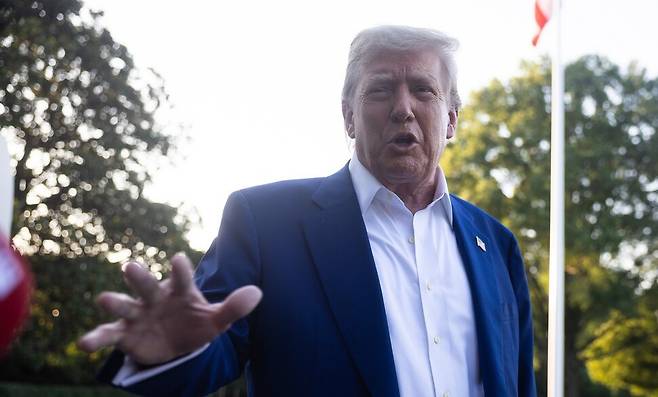 도널드 트럼프 미국 대통령이 24일 나토 정상회담이 열리는 네덜란드로 출발하기 전 백악관에서 기자들과 만나 질문에 답하고 있다. UPI 연합뉴스