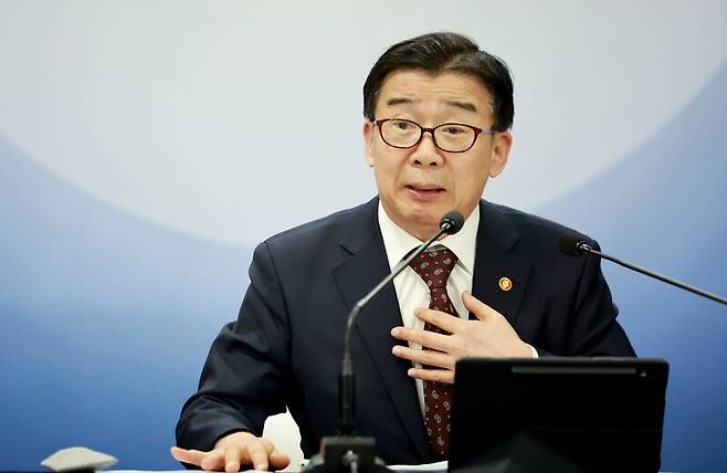 유철환 국민권익위원장이 지난 2월20일 정부서울청사에서 열린 2월 정례브리핑에서 공익 신고 관련 취재진의 질문에 답하고 있다. 연합뉴스