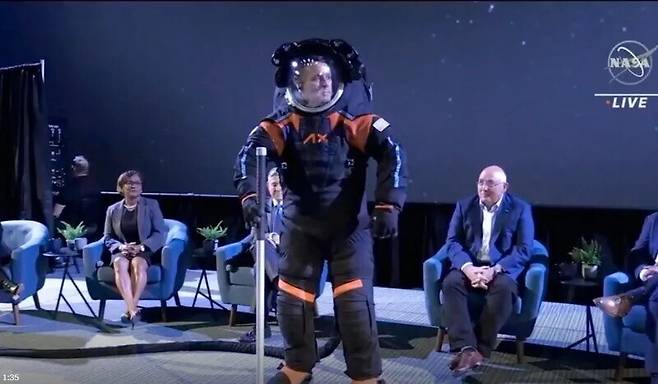 미국 항공우주국과 액시엄 스페이스가 공개한 새 우주복. 나사TV