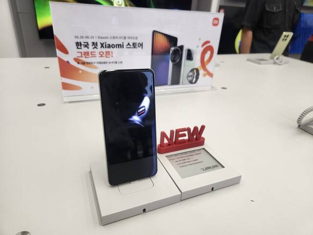25일 서울 여의도 IFC몰 샤오미 스토어에 배치된 ‘샤오미 15 울트라’. 이재연 기자