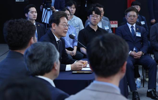 이재명 대통령이 25일 광주시 동구 국립아시아문화전당에서 열린 광주 군공항 이전 관련 간담회에서 발언을 하고 있다. 대통령실사진기자단