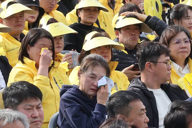 2025년 4월16일 오후 경기 안산시 단원구 화랑유원지 제3주차장에서 열린 세월호 참사 11주기 기억식에서 유가족 등 참석자들이 눈물을 훔치고 있다. 공동취재사진