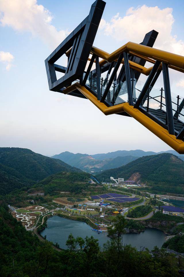 강원 동해시 무릉별유천지 일대를 전망할 수 있는 '두미르 전망대'.