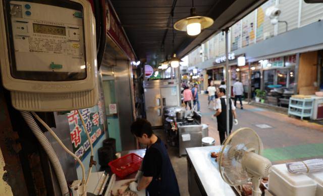 23일 서울 영등포구 전통시장 내 상점의 전기계량기. 연합뉴스