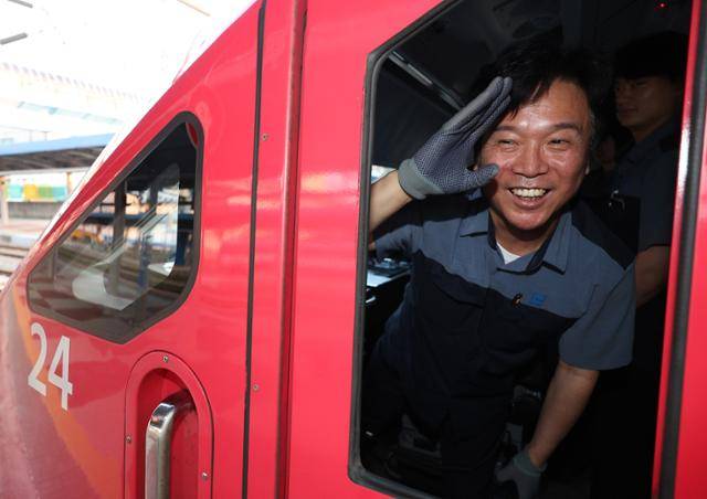 김영훈 고용노동부 장관 후보자가 23일 경북 김천역에서 ITX-마음 열차를 운행하기 위해 열차에 탑승해 배웅 나온 역무원에게 인사하고 있다. 연합뉴스