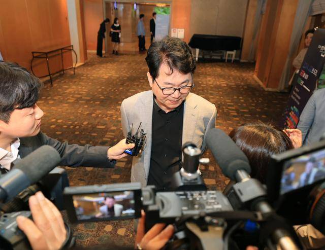 이한주 국정기획위원회 위원장이 25일 서울 중구 롯데호텔에서 열린 '2025 경향포럼'에 참석해 취재진의 질문을 받고 있다. 연합뉴스