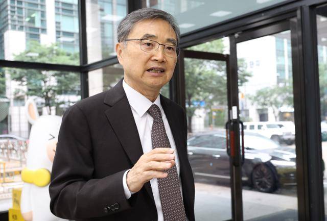 조현 외교부 장관 후보자가 25일 오전 서울 종로구 대우빌딩에 마련된 인사청문회 준비 사무실로 출근하며 취재진의 질문에 답변하고 있다. 뉴시스