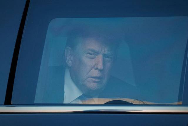 도널드 트럼프 미국 대통령이 24일 네덜란드 헤이그에서 열리는 북대서양조약기구(NATO·나토) 정상회의에 앞서 만찬 행사에 참여하기 위해 하우스텐보스 궁전에 도착해 있다. 헤이그=AP 연합뉴스