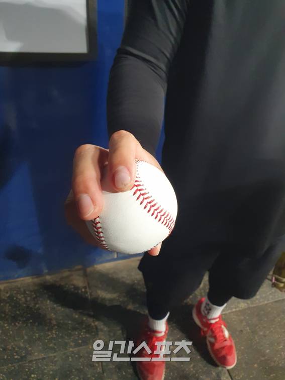 KIA 성영탁의 야구인생을 바꾼 투심 패스트볼 그립. 고척=배중현 기자