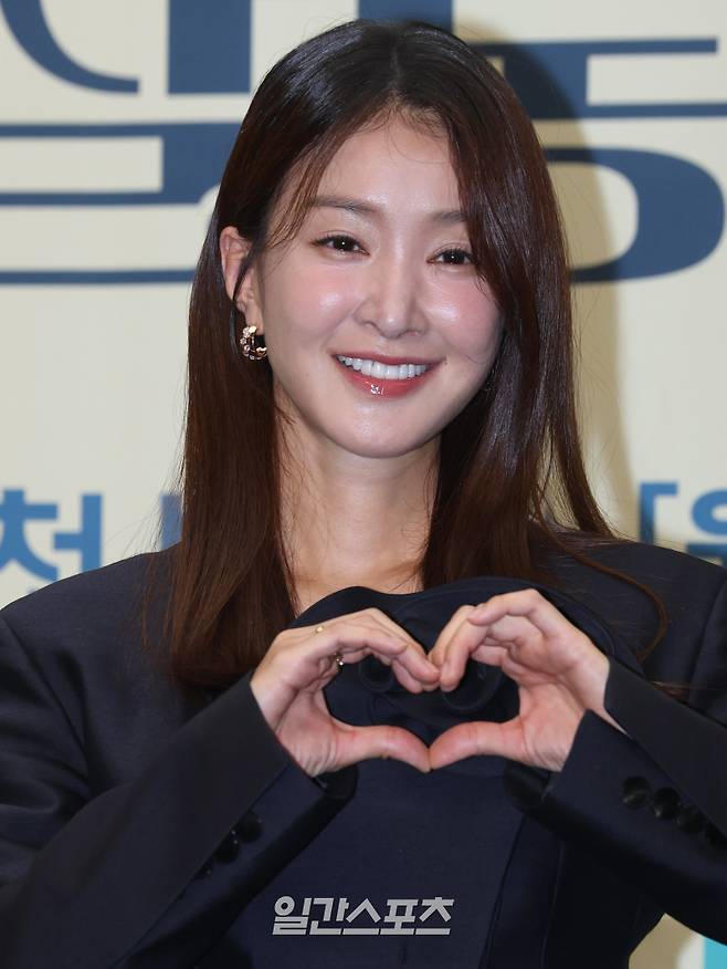 배우 이시영이 16일 오후 서울 마포구 스탠포드호텔에서 열린 ENA 월화드라마 '샬롱 드 홈즈' 제작발표회에 참석해 포토타임을 갖고 있다. '샬롱 드 홈즈'는 광선주공아파트 추리력 만렙, 전직 에이스 형사와 보험왕, 그리고 알바의 여왕까지! 우리 단지 해결사로 뭉친 여성 4인방이 아파트 빌런을 응징하는 코믹 워맨스 활극. 16일 밤 10시 첫 방송. 서병수 기자 qudtn@edaily.co.kr /2025.06.16/