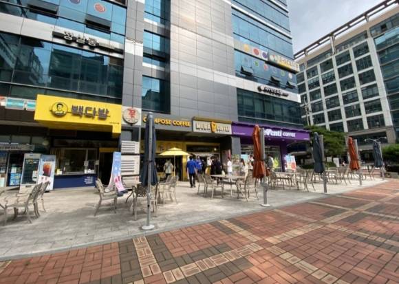 서울 소재 한 건물에 저가커피 브랜드들이 줄지어 입점해 있다. [사진=온라인 커뮤니티 캡처]