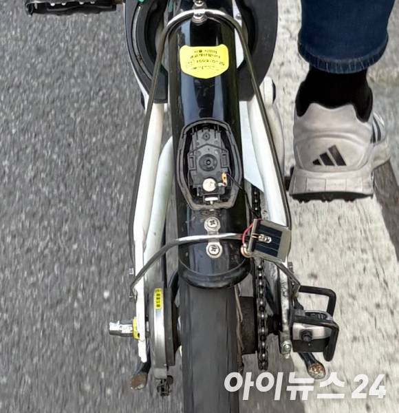 한 이용객이 브레이크 등이 나간 따릉이를 타고 있다. [사진=설래온 기자]