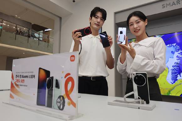 25일 서울 여의도 샤오미 스토어 서울 IFC몰 여의도점에서 열린 샤오미 국내 첫 공식 오프라인 매장 오픈 기념행사에서 모델들이 제품을 소개하고 있다. [사진=연합뉴스]