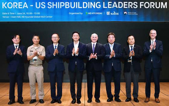 ‘한·미 조선협력 전문가 포럼’ 참석자들이 기념 촬영을 하고 있다. [사진 HD현대]