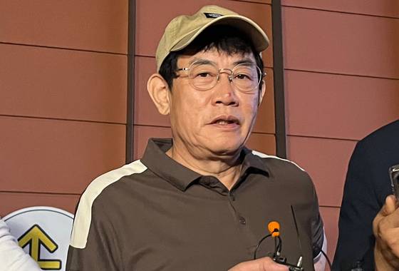 코미디언 이경규가 24일 오후 11시 45분께 서울 강남경찰서에서 약물 운전 혐의와 관련한 조사를 마친 뒤 취재진의 질문에 답하고 있다. 뉴스1