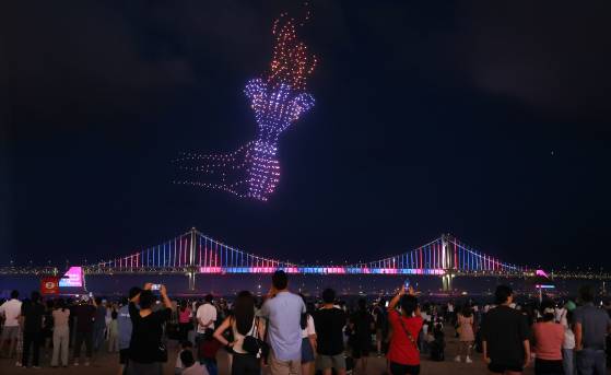 지난해 7월 27일 2024 파리올림픽 개막을 맞아 부산 광안리해수욕장 상공에 '2024 파리 대한민국 선수단 파이팅'이라는 주제로 올림픽에서 대한민국 선수들의 선전을 기원하는 드론쇼가 펼쳐지고 있다. 사진 연합뉴스