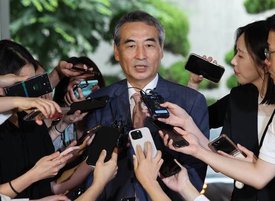 윤석열 전 대통령 부인 김건희 여사와 관련한 각종 의혹 사건을 수사하는 민중기 특별검사가 25일 서울 서초구에 마련된 특검팀 임시 사무실로 출근하며 취재진의 질문에 답하고 있다. 연합뉴스