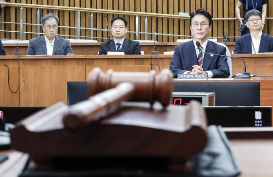 김민석 국무총리 후보자가 25일 오전 국회에서 열린 인사청문회에 출석해 의원들의 질의를 듣고 있다. 김성룡 기자