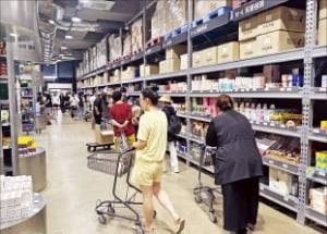 24일 경기 성남시 메가팩토리약국에서 소비자들이 의약품을 둘러보고 있다. 이영애 기자