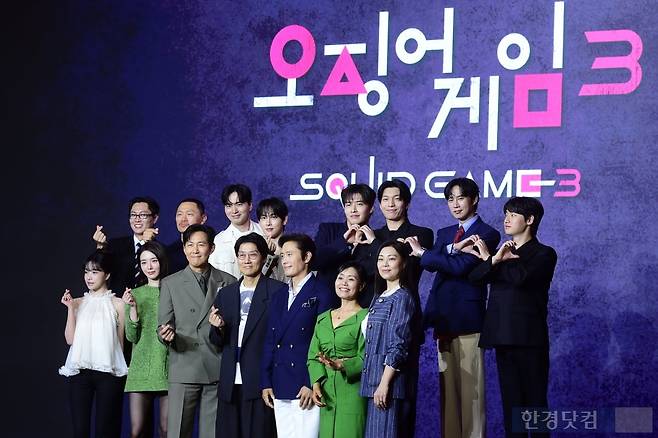 황동혁 감독(앞줄 가운데)과 배우들이 9일 오전 서울 한강로 서울드래곤시티에서 열린 넷플릭스 시리즈 '오징어 게임 시즌3'(극본·연출 황동혁) 제작발표회에 참석해 포토타임을 갖고 있다. / 변성현 한경닷컴 기자 byun84@hankyung.com