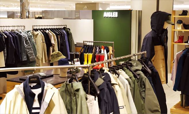 롯데홈쇼핑은 지난해부터 단추 패션 브랜드의 판권 계약을 체결하고 국내 유통을 담당하고 있다.(롯데백화점 잠실점 AIGLE 정규매장) 롯데홈쇼핑 제공