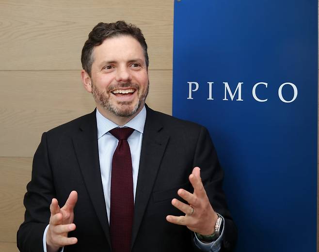 지난 17일 로만 코건 핌코 부사장이 한국경제신문과 인터뷰를 하고 있다. (사진=강은구 기자)