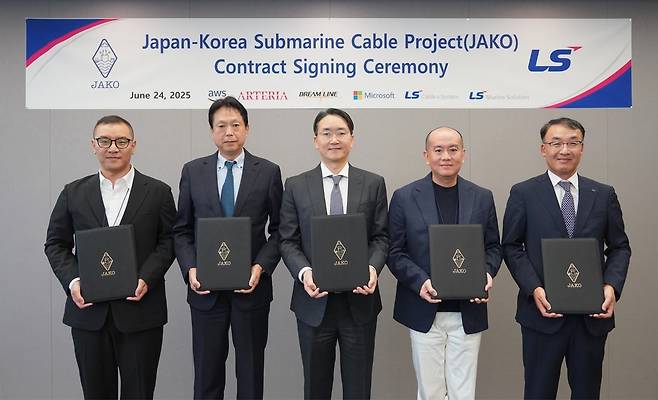 6월 25일 서울 용산구 LS용산타워에서 진행된 ‘JAKO 프로젝트’ 서명식 사진. 이한욱 AWS APAC 백본 총괄, 다츠야 아베 아르테리아 네트웍스 대표, 한윤재 드림라인 대표, 스탠리 임 마이크로소프트 상무, 주완섭 LS전선 통신·산업솔루션사업본부장(전무)가 기념 촬영을 하고 있다. 사진=LS전선