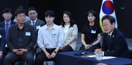 이재명 대통령이 25일 광주시 동구 국립아시아문화전당에서 열린 광주 군공항 이전 관련 간담회에서 참석자들의 질문에 답하고 있다.(대통령실사진기자단)