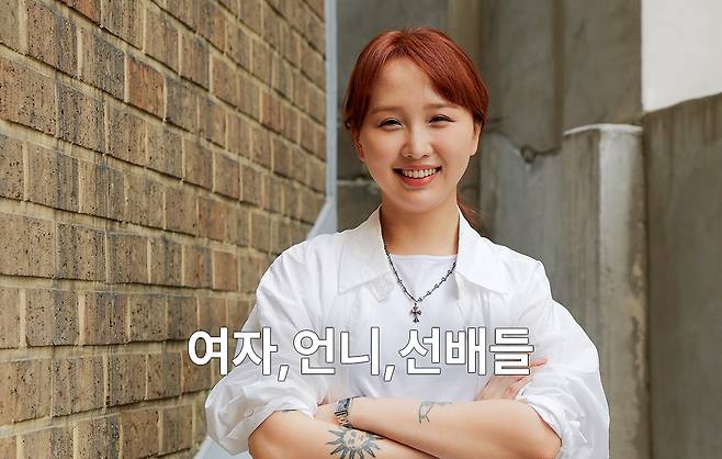 손승희 K팝 뮤직비디오 감독이 지난달 26일 서울 용산구 작업실 입구에서 인터뷰 시작에 앞서 포즈를 취하고 있다. 서성일 선임기자