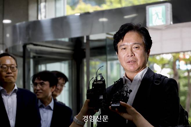 이재명 정부 첫 고용노동부 장관에 발탁된 김영훈 내정자가 24일 서울 중구 서울지방고용노동청에 마련된 인사청문회 준비단 사무실로 출근하며 취재진에게 입장을 밝히고 있다. 김 내정자는 한국철도공사 기관사로 일하며 민주노총 위원장 등을 역임했다. 2025.06.24 문재원 기자