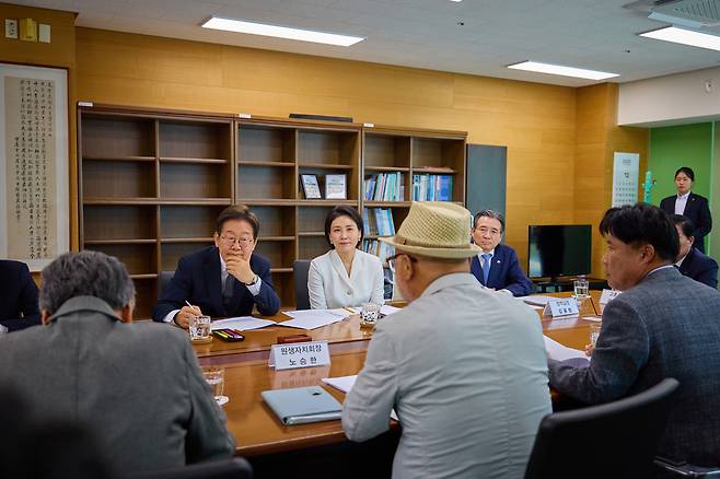 이재명 대통령과 부인 김혜경 여사가 25일 전남 고흥군 국립소록도병원에서 관계자들과 간담회를 하고 있다. 대통령실 제공