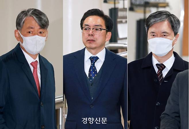 내란 중요임무 종사 혐의로 기소된 경찰 수뇌부에 대한 첫 공판이 열린 지난 3월20일 조지호 경찰청장과 윤승영 전 경찰청 국가수사본부 사사기획조정관, 목현태 전 국회경비대장이 서울 서초구 서울중앙지법으로 들어서고 있다. 이준헌 기자