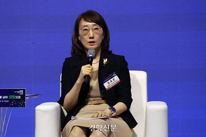 김효은 국립한밭대 인문교양학부 교수가 25일 서울 중구 롯데호텔 크리스탈볼룸에서 ‘초가속 시대의 도전, 공포를 넘어 희망으로’를 주제로 열린 <2025 경향포럼> 세번째 세션 ‘초가속 시대, 모두를 위한 기술진보’ 토론에서 발언을 하고 있다. 권도현 기자