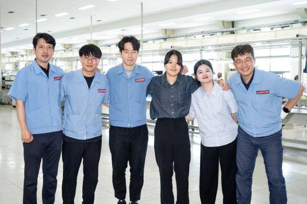 부산 청끌기업에 선정된 삼덕통상의 청년 직원들. 국제신문DB
