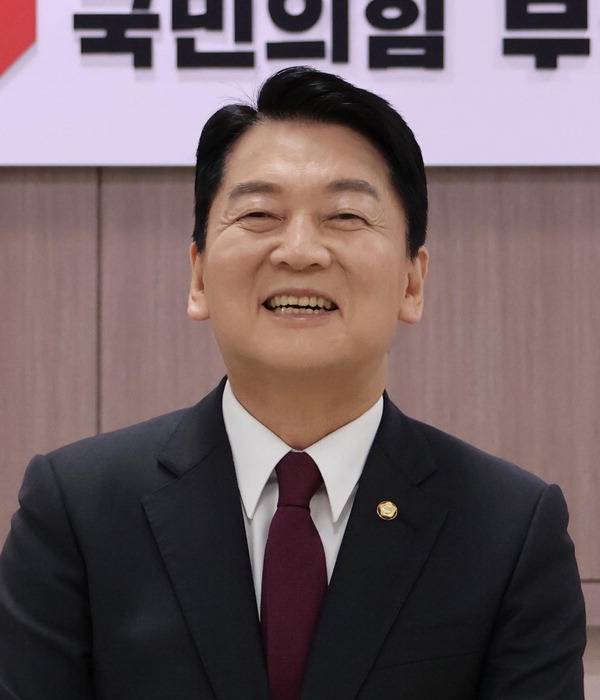 국민의힘 안철수 의원이 25일 부산시당에서 당직자들과 간담회를 하고 있다.  국민의힘 부산시당 제공