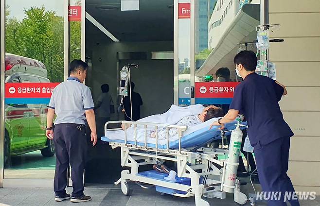 의료진이 서울의 한 대학병원 응급의료센터 안으로 환자를 옮기고 있다. 곽경근 기자