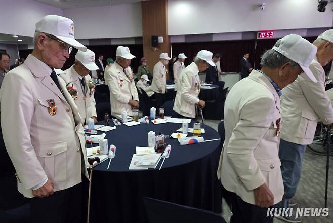 노병들의 묵념. 사진=홍석원 기자